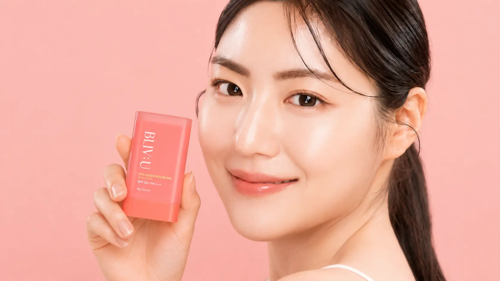 Stick cu protecție solară BLIV:U Collagen Bouncing Sun Stick SPF50+ PA++++, formulat pentru fermitatea tenului, hidratare profundă și o reaplicare rapidă, igienică și fără atingere pe parcursul zilei. 